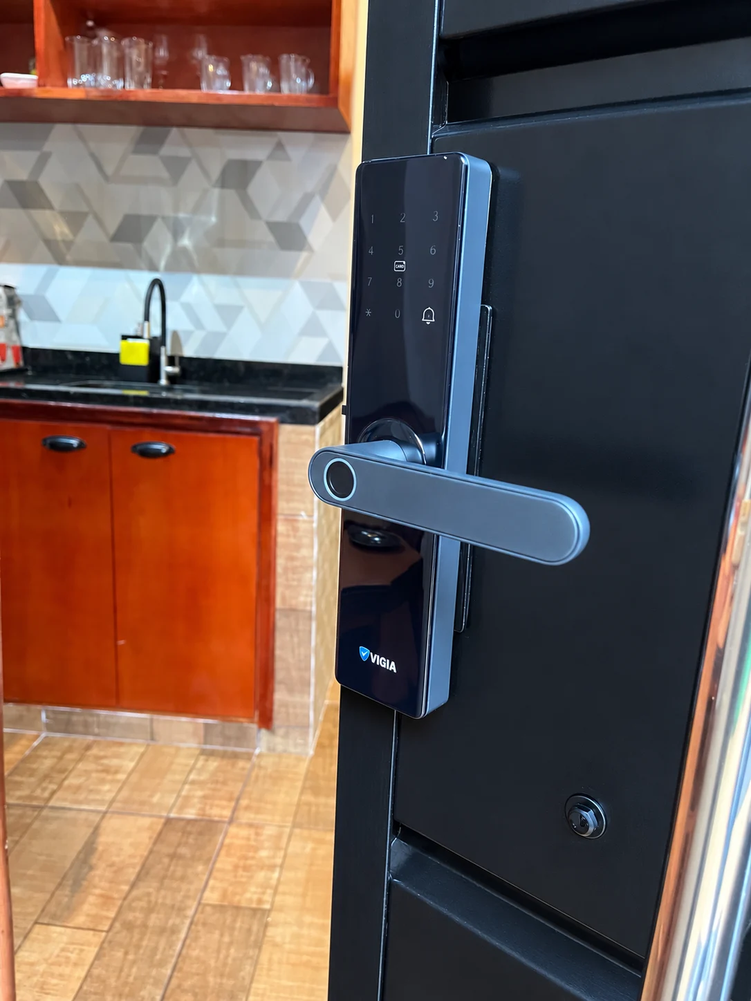 Cerradura VIGIA en puerta metálica abierta