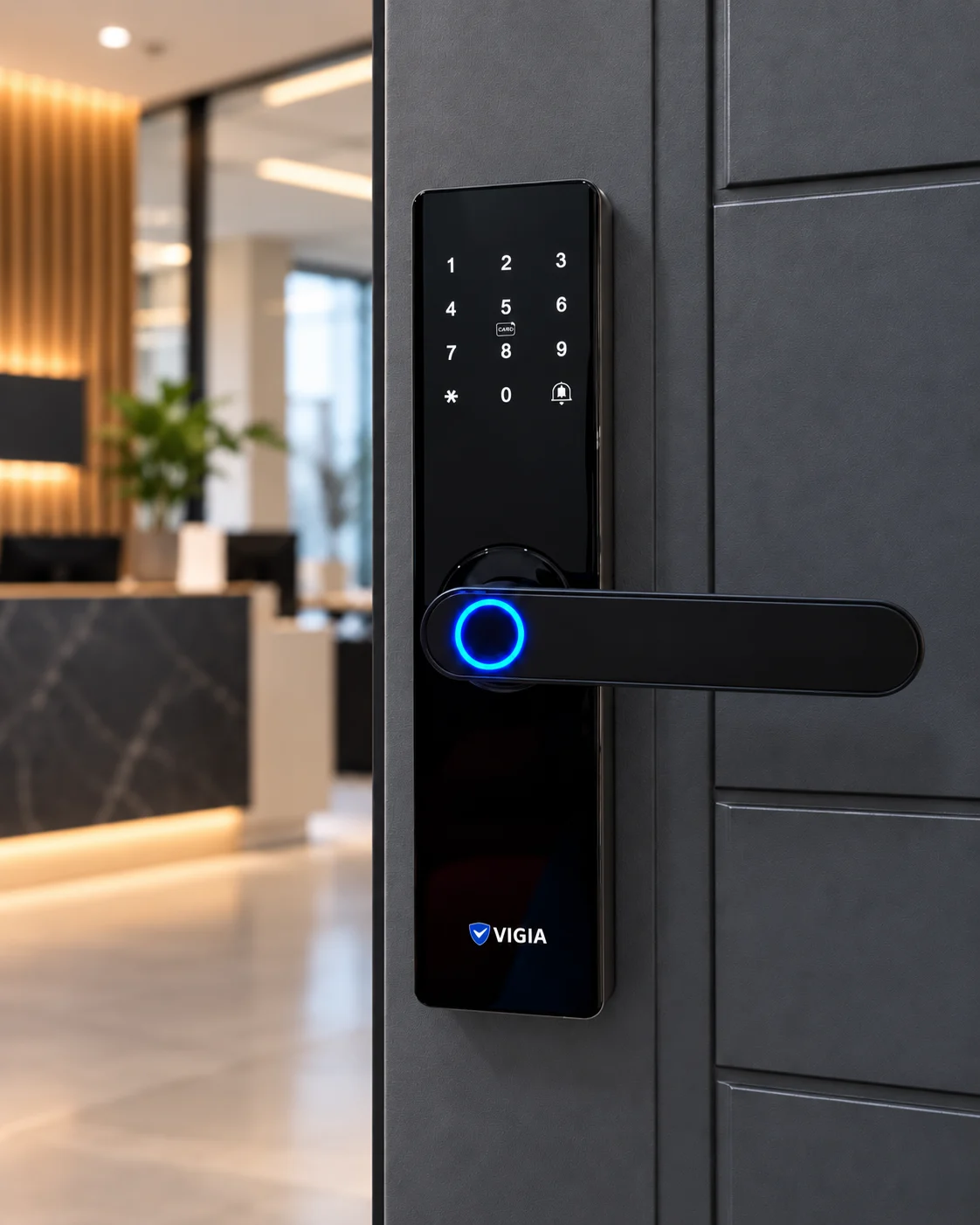 Cerradura electrónica VIGIA instalada en una puerta gris
