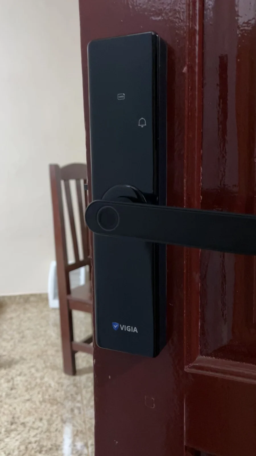 VIGIA en puerta de madera oscura