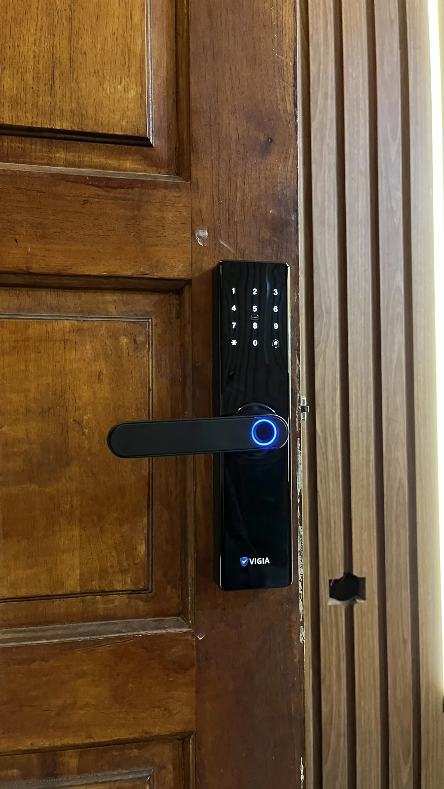 Cerradura electrónica instalada en puerta de madera